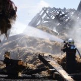 La série d'incendies, ici celui d'une ferme à Payerne (VD), avait contribué à installer un climat de terreur au sein de la population broyarde (archives).